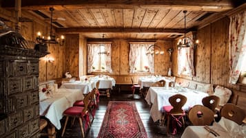 Se sirven desayunos, almuerzos y cenas (con vistas al jardín)