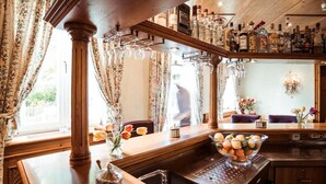 Eine Bar mit Holztresen, Spüle und Weinkühler.