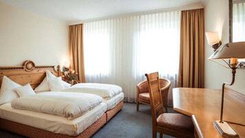 Minibar, caja de seguridad en la habitación y escritorio