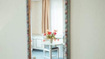 Minibar, Zimmersafe, Schreibtisch, schallisolierte Zimmer
