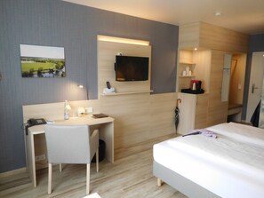 Hypo-allergenic bedding, desk, free WiFi, bed sheets