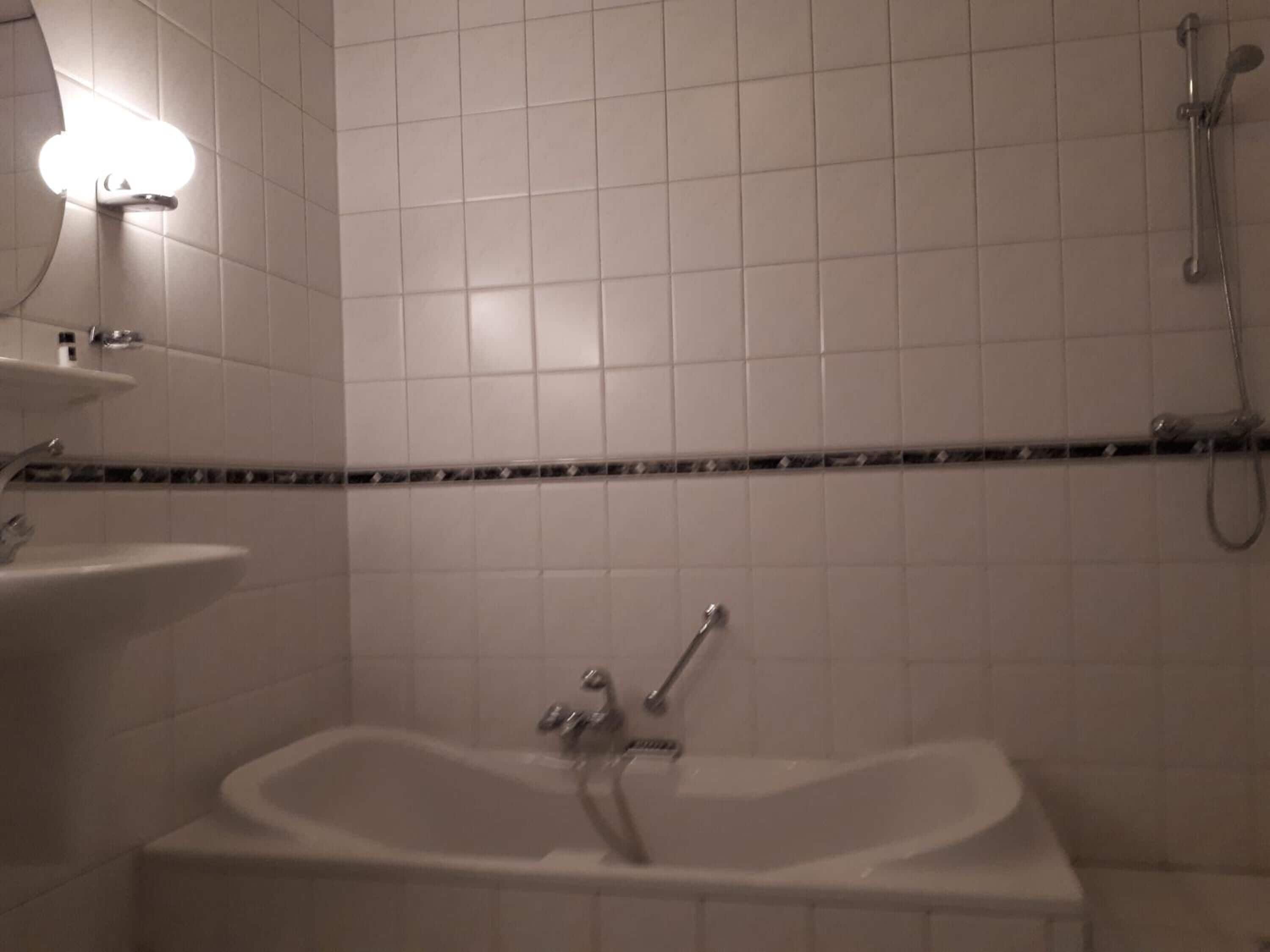 Dusche, kostenlose Toilettenartikel, Haartrockner, Handtücher