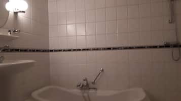 Dusche, kostenlose Toilettenartikel, Haartrockner, Handtücher