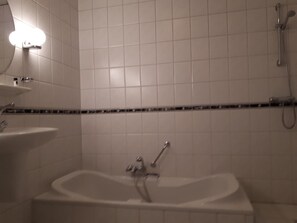 Een douche, gratis toiletartikelen, een haardroger, handdoeken