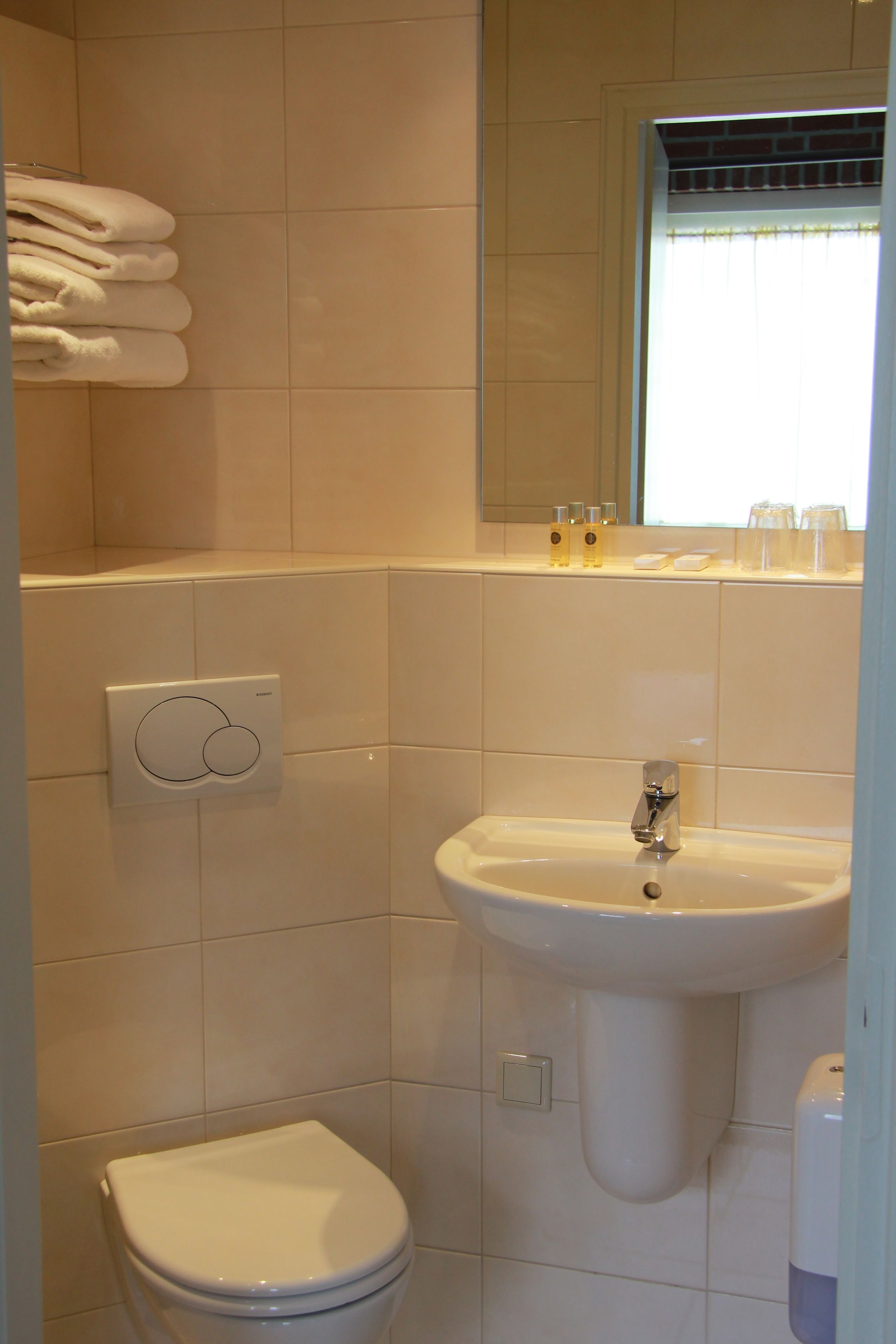 standard twin room, 1 bedroom | bathroom | shower, free toiletries, hair dryer, towels