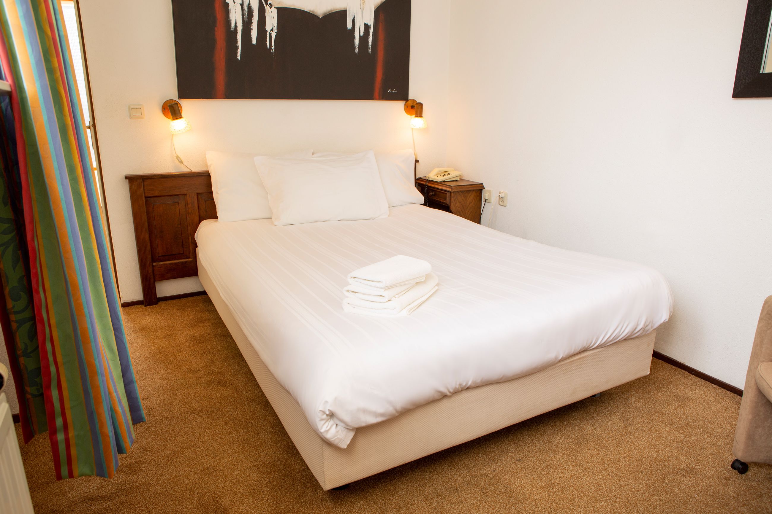 single room | desk, iron/ironing board, free wifi, bed sheets