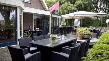 Ontbijt, serveert lunch, diner, regionale gerechten, openlucht dineren