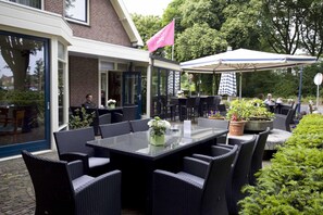 Breakfast, lunch, dinner served; Regional cuisine, al fresco dining  - Hotel Restaurant Hof van Twente (Hengevelde)