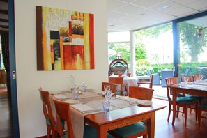 Breakfast, lunch, dinner served; Regional cuisine, al fresco dining  - Hotel Restaurant Hof van Twente (Hengevelde)