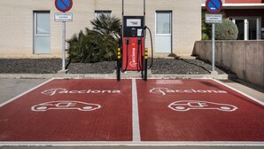 Una estación de carga para vehículos eléctricos, con dos plazas de aparcamiento reservadas para coches eléctricos.