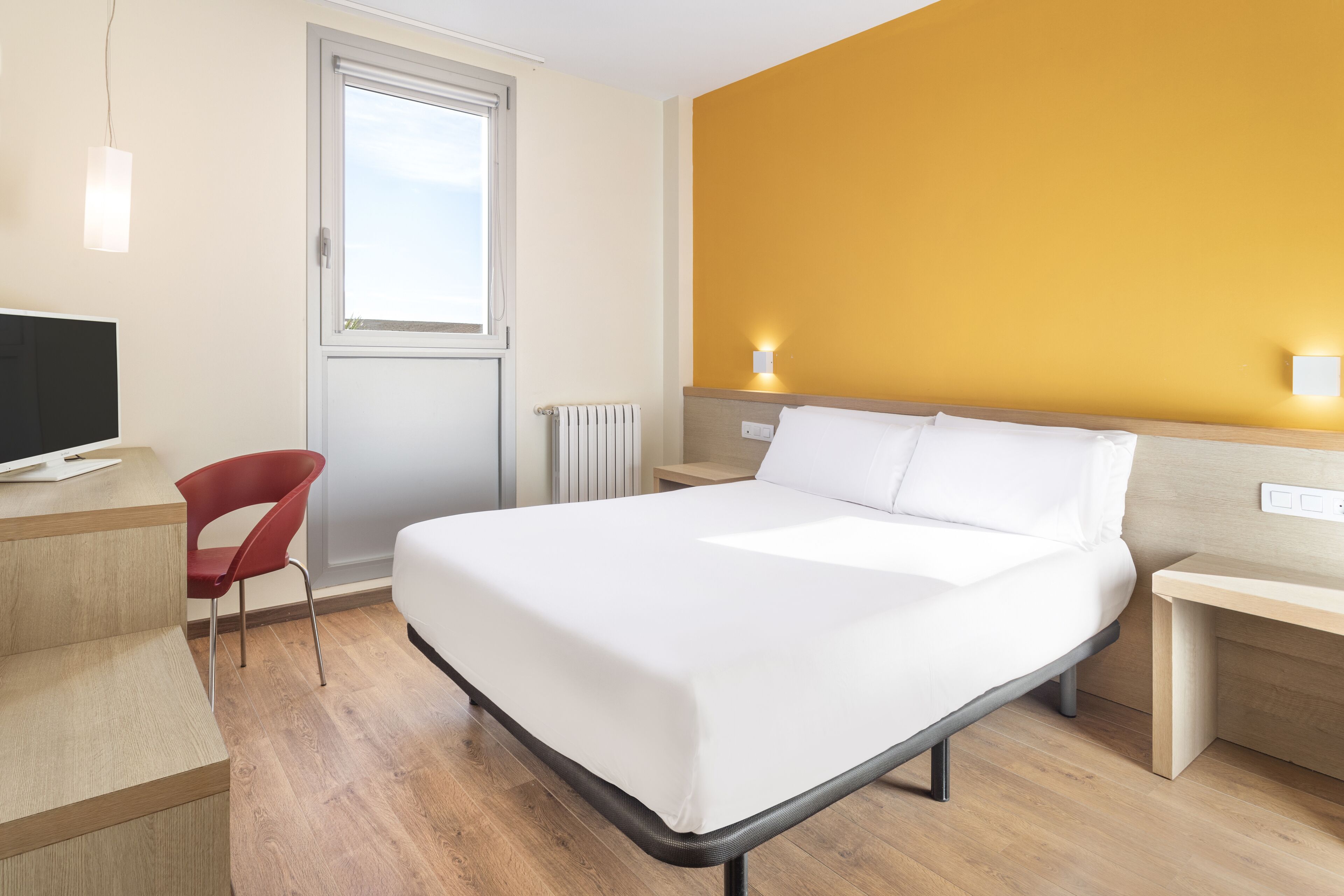 desk, soundproofing, free wifi, bed sheets