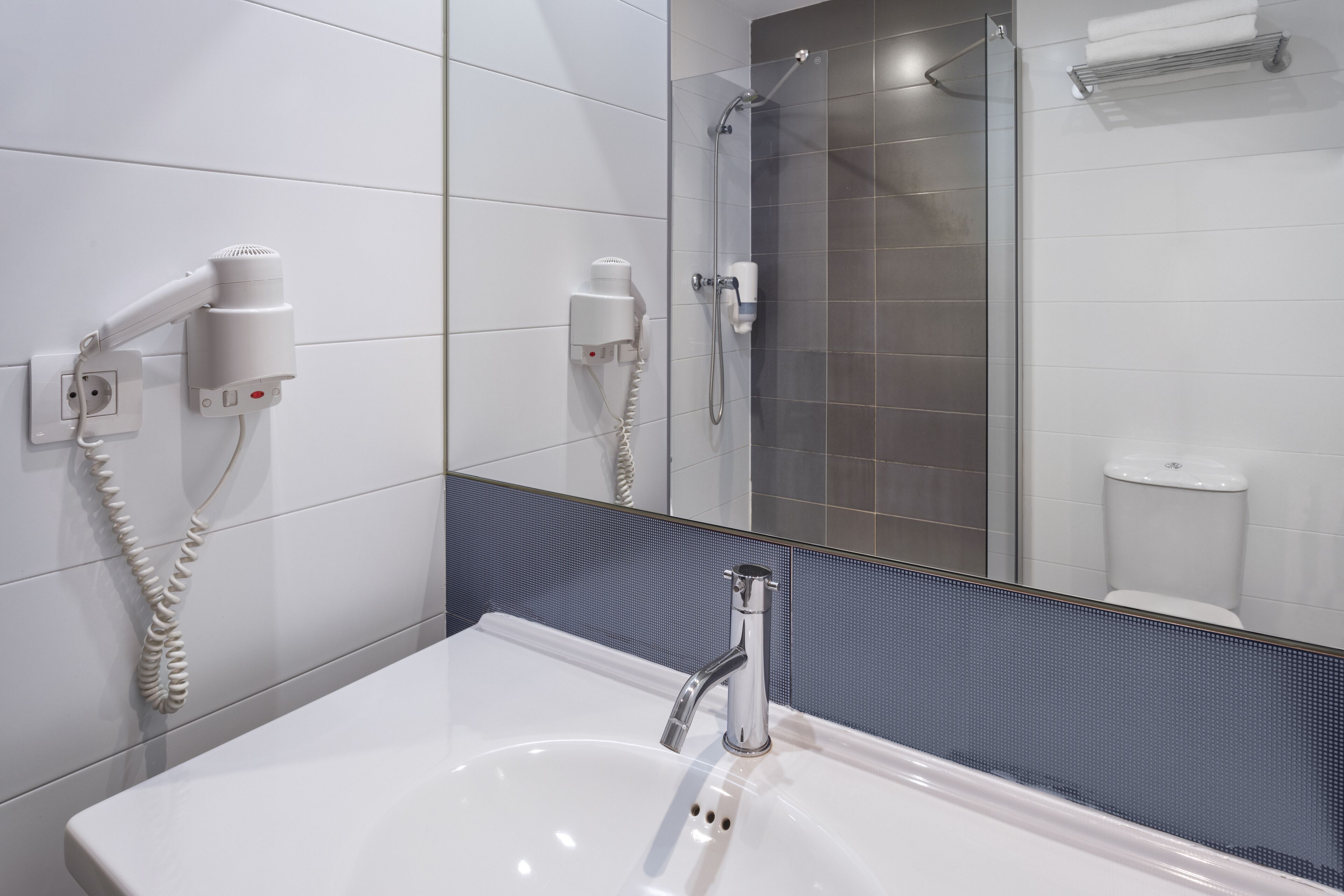 desk, soundproofing, free wifi, bed sheets