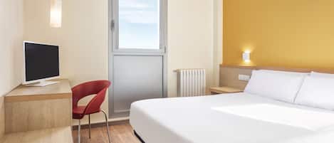 Schreibtisch, laptopgeeigneter Arbeitsplatz, schallisolierte Zimmer