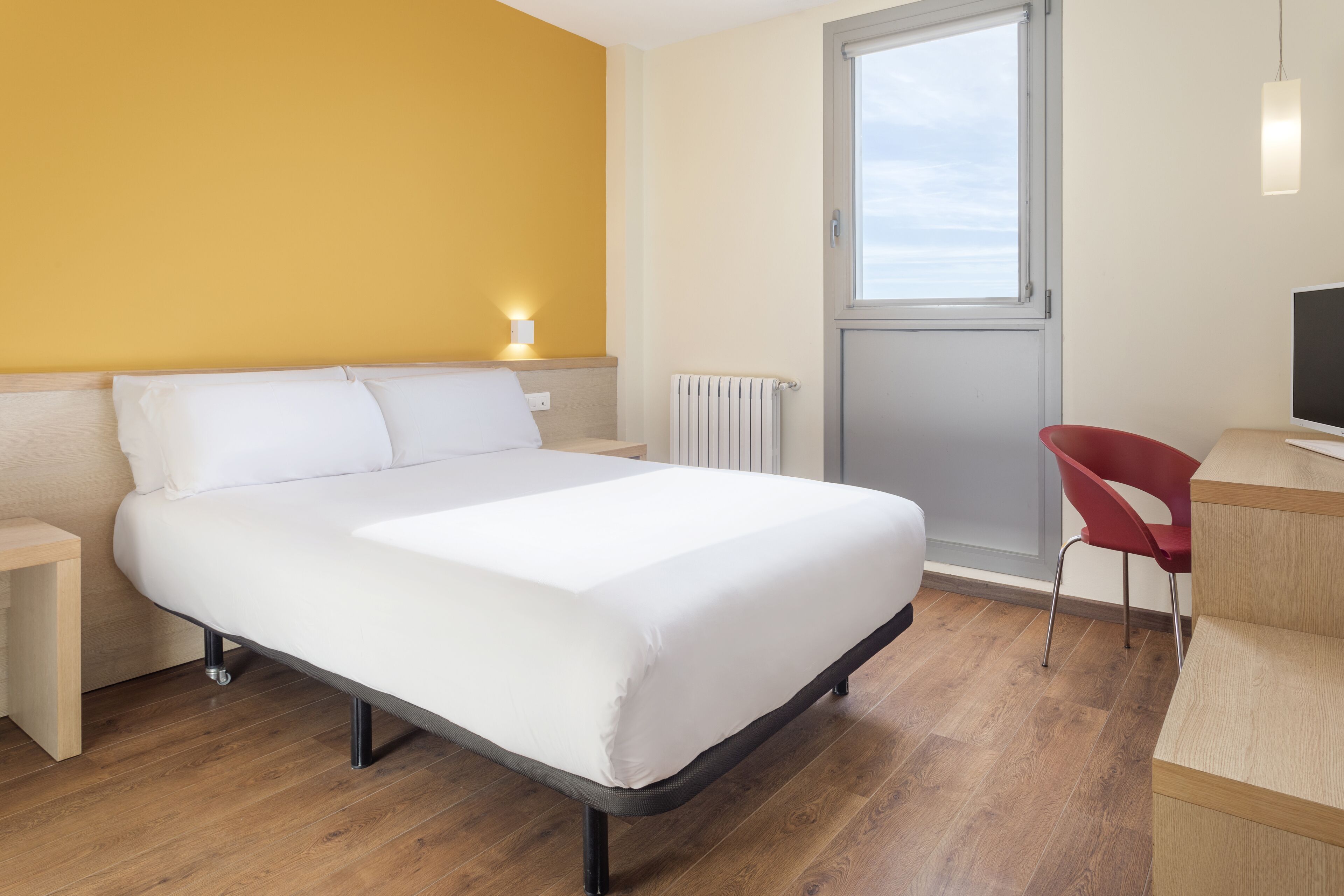 desk, soundproofing, free wifi, bed sheets