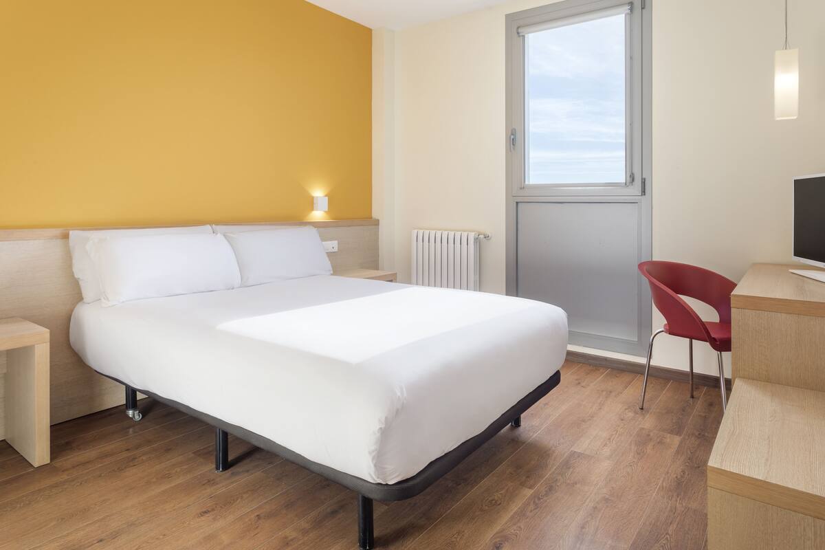 desk, soundproofing, free wifi, bed sheets