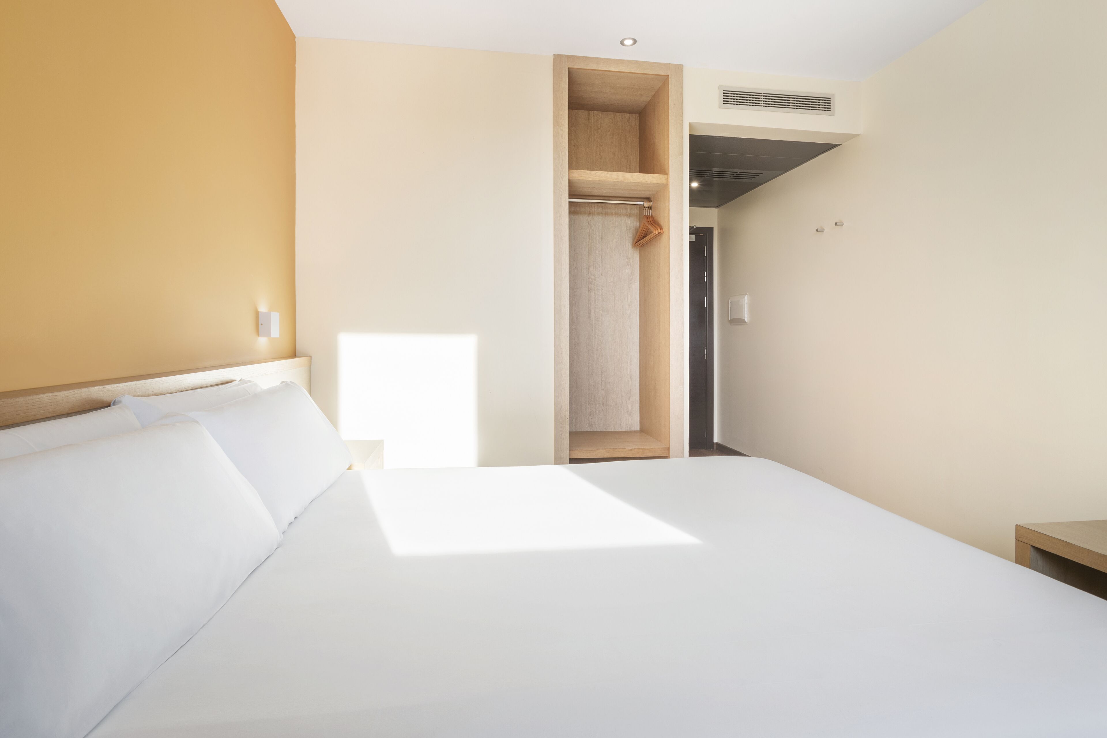 desk, soundproofing, free wifi, bed sheets