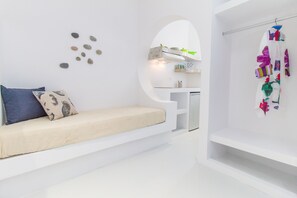 Studio, Balcony