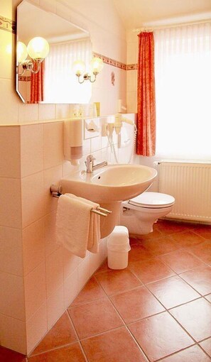 Habitación doble | Baño | Ducha, artículos de higiene personal gratuitos y zapatillas