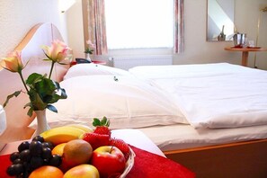Habitación doble | Cortinas opacas, wifi gratis, ropa de cama