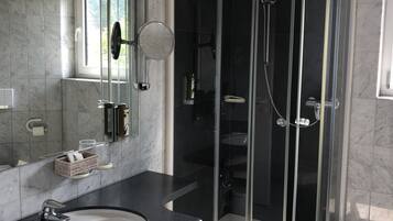Comfort Single Room | Bathroom | Shower, free toiletries, hair dryer, towels