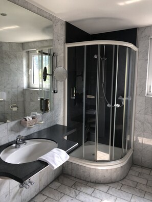Habitación individual Confort | Baño | Ducha, artículos de higiene personal gratuitos y secador de pelo