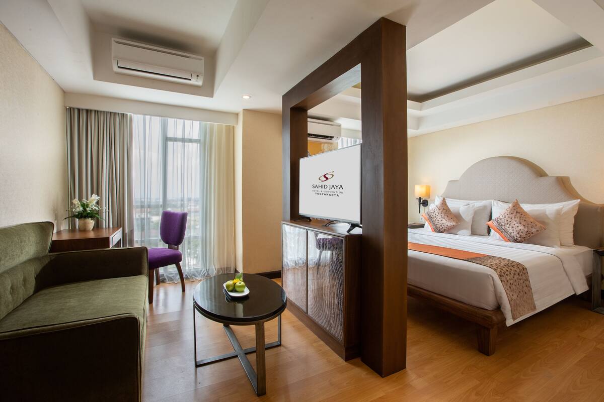 Premium bedding, minibar, in-room safe, desk