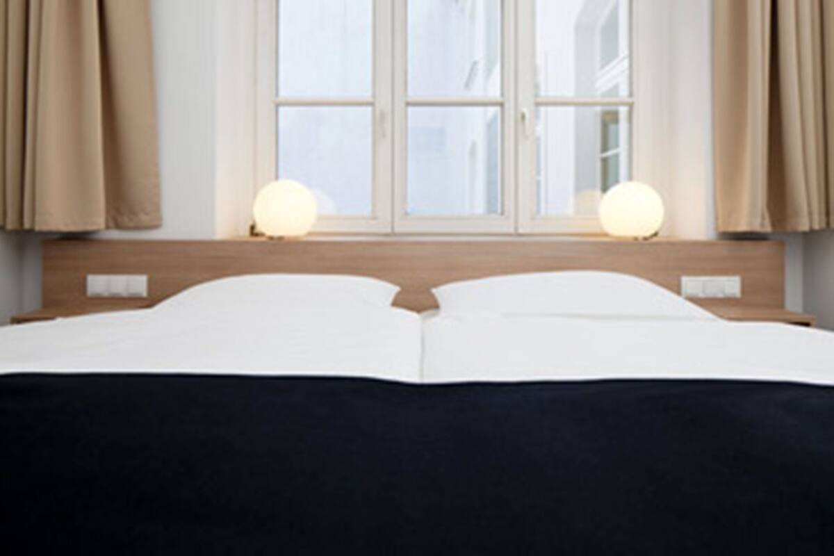 Hypo-allergenic bedding, in-room safe, individually decorated, desk