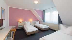 A hotel room with two beds, a desk, and a chair. - Motel Hormersdorf (Schnaittach)