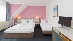 Desk, bed sheets - Motel Hormersdorf (Schnaittach)