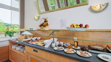 Tägliches Frühstücksbuffet (12 EUR pro Person)