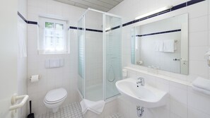 Shower, hair dryer, towels - Motel Hormersdorf (Schnaittach)