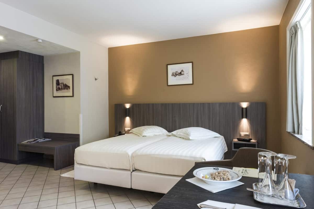 In-room safe, blackout curtains, soundproofing