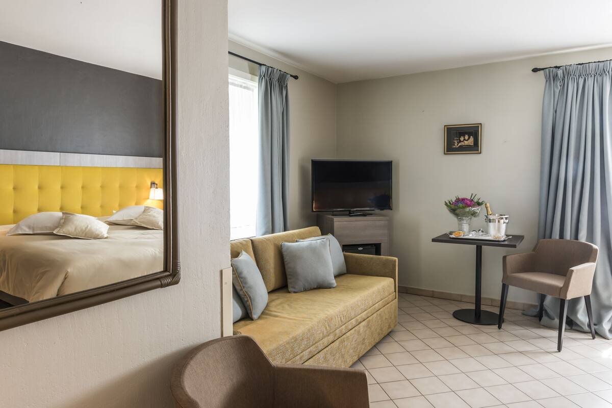 suite | living area | 32-inch flat-screen tv with cable channels, tv