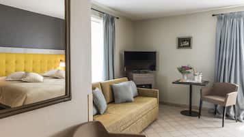 Suite | Living area | 32-inch flat-screen TV with cable channels, TV