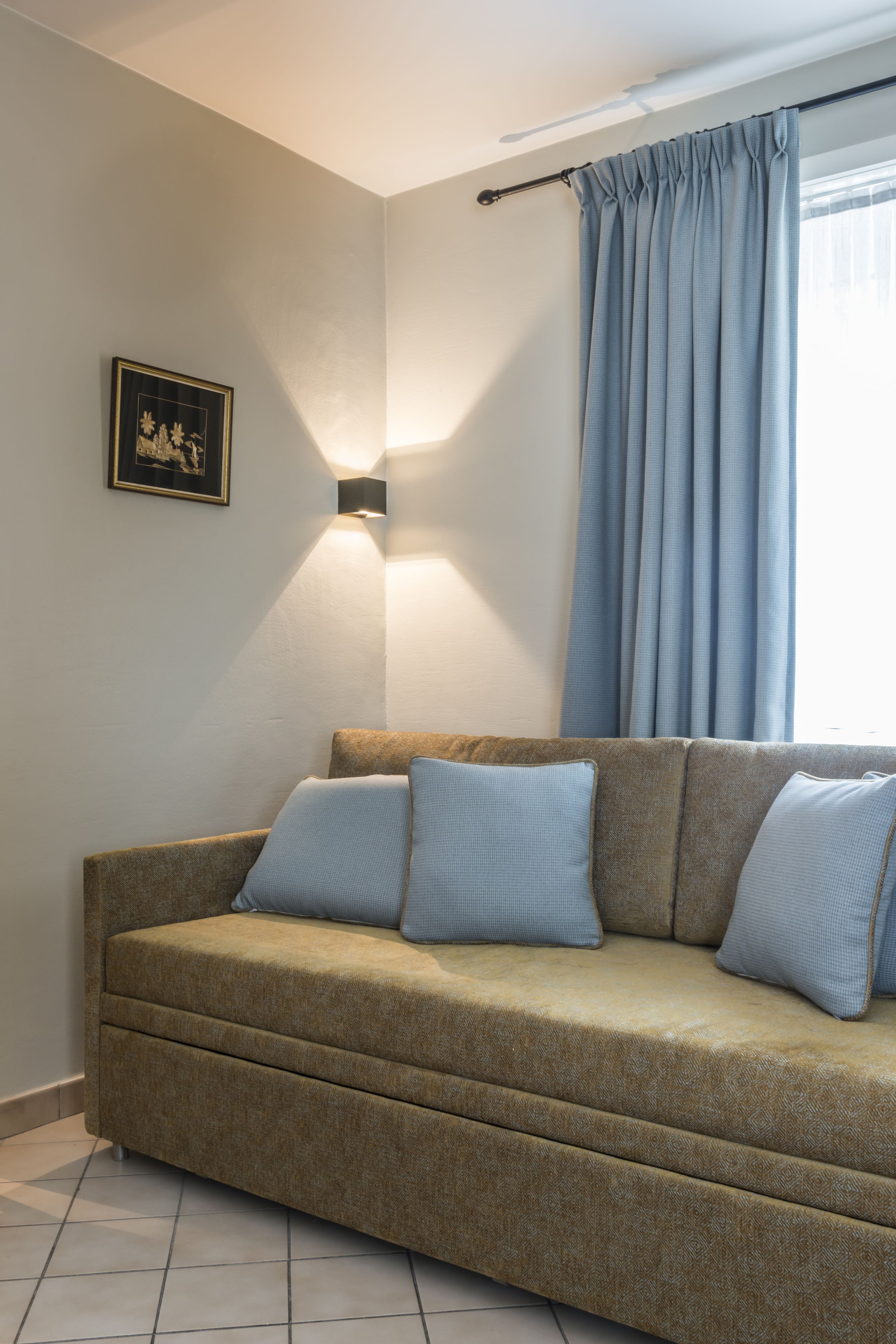 suite | living area | 32-inch flat-screen tv with cable channels, tv