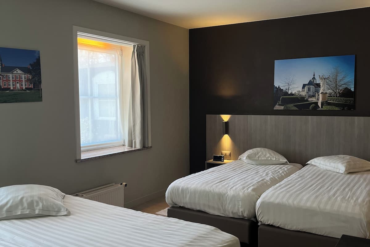 In-room safe, blackout curtains, soundproofing