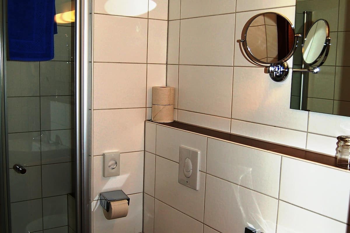 comfort single room | bathroom amenities | shower, free toiletries, hair dryer, towels