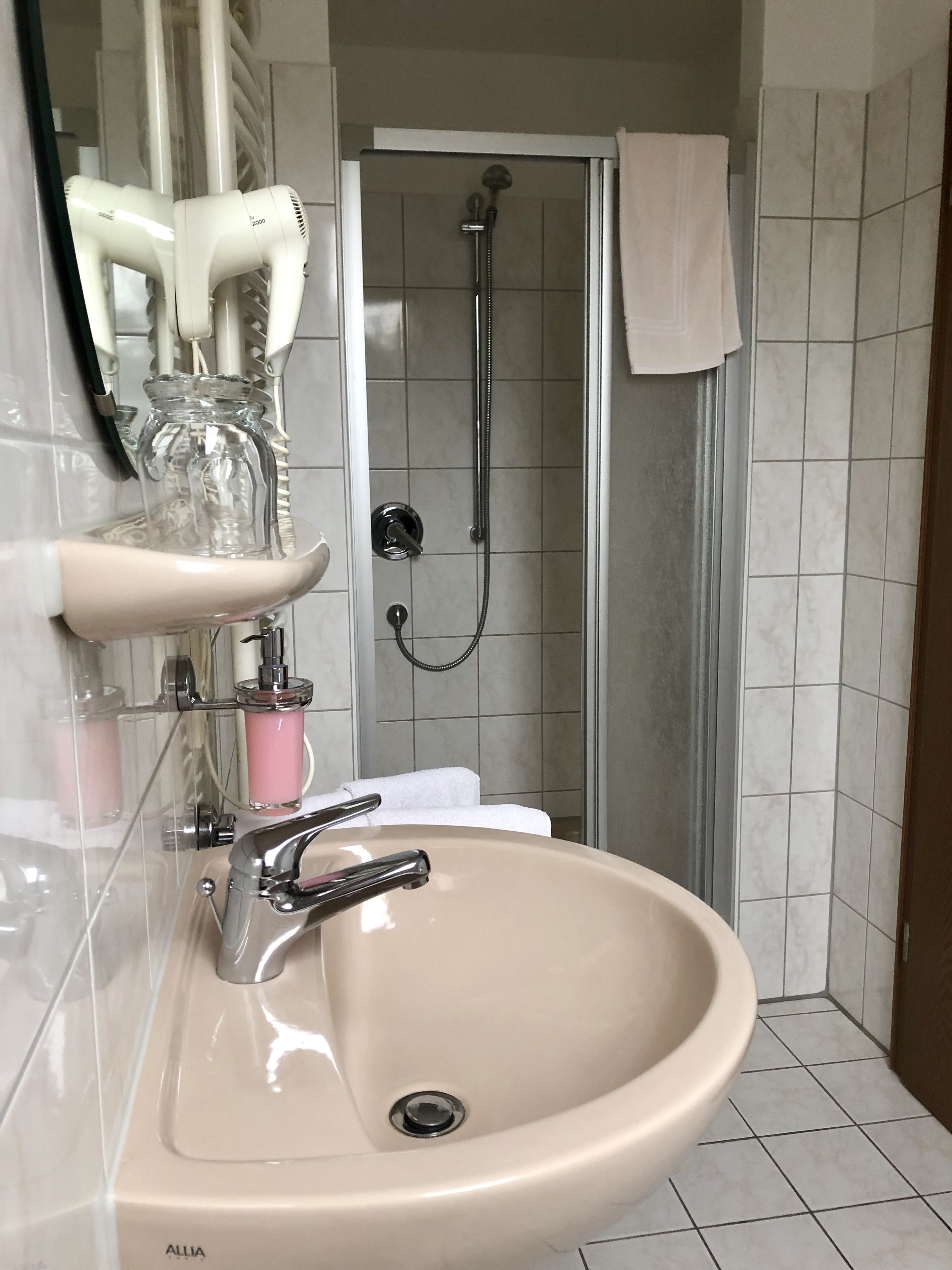 standard double room | bathroom | shower, free toiletries, hair dryer, towels