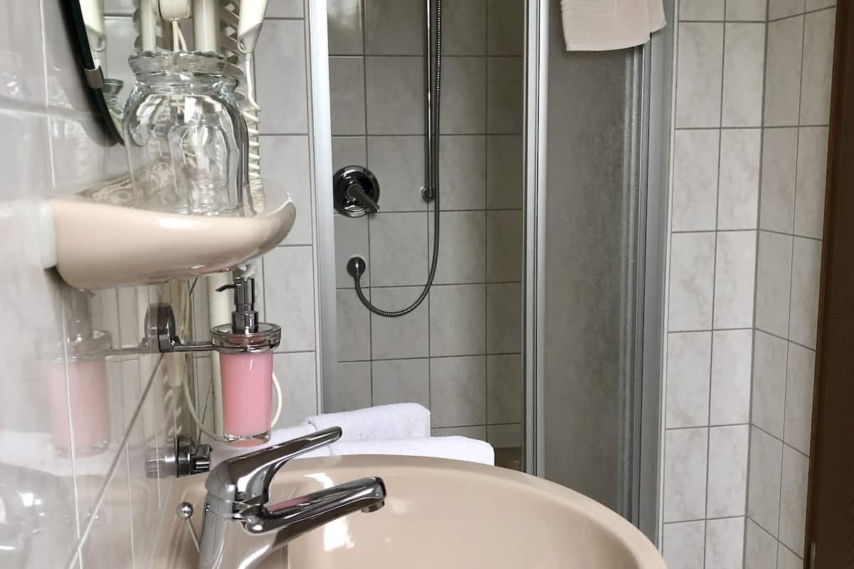 standard double room | bathroom | shower, free toiletries, hair dryer, towels