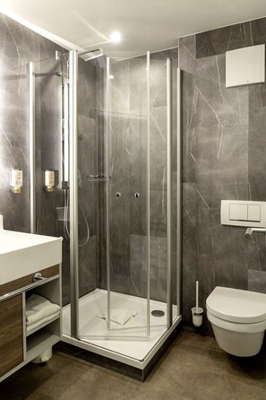 Douche, articles de toilette gratuits, sèche-cheveux