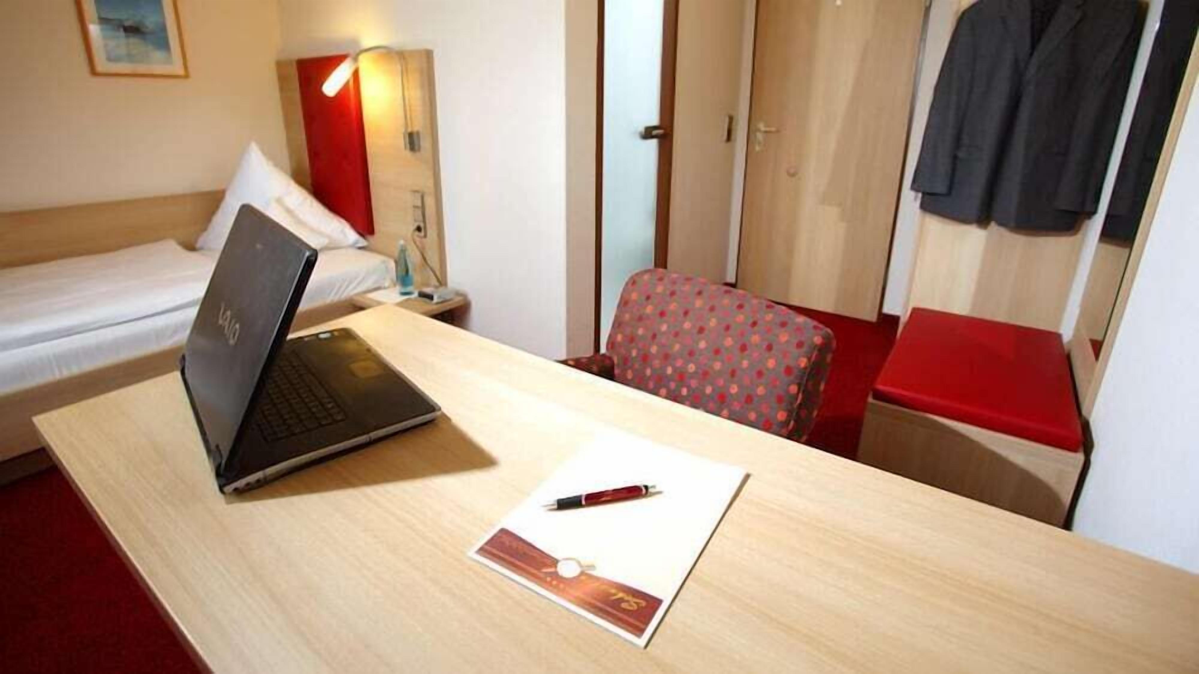 เครื่องนอนระดับพรีเมียม, ตู้นิรภัยในห้องพัก, โต๊ะทำงาน, Wi-Fi ฟรี