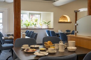 Desayuno buffet diario (EUR 14 por persona)