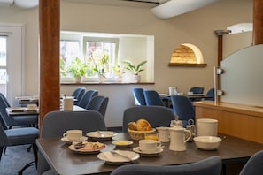 每日供應吃到飽早餐 (每人 EUR14)