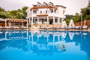Outdoor pool, sun loungers - Hotel Poseidon (Patras)
