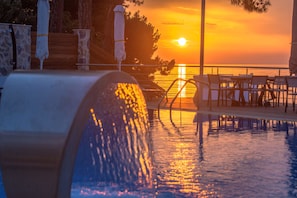 Piscine extérieure, chaises longues