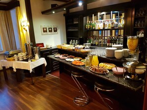 每日供应自助式早餐（每人 CZK 170）