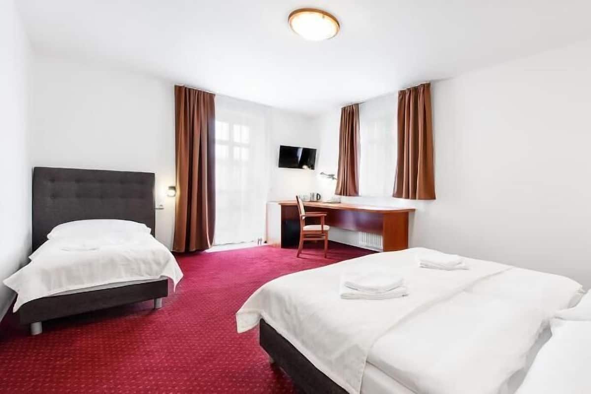 房內夾萬、書桌、遮光窗簾/窗簾、嬰兒床 (收費)