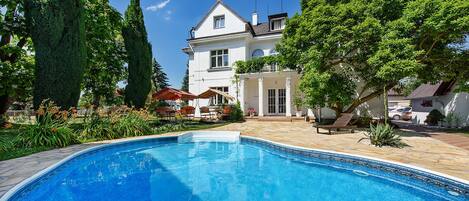 Piscine extérieure, chaises longues