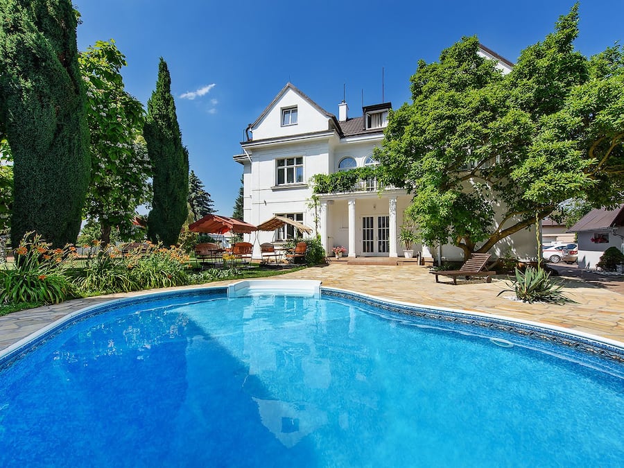 Una piscina al aire libre, sillones reclinables de piscina