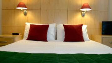 Blackout drapes, free WiFi, bed sheets